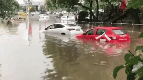 Мощный ливень в Москве: посмотрите, как улицы ушли под воду вместе с машинами