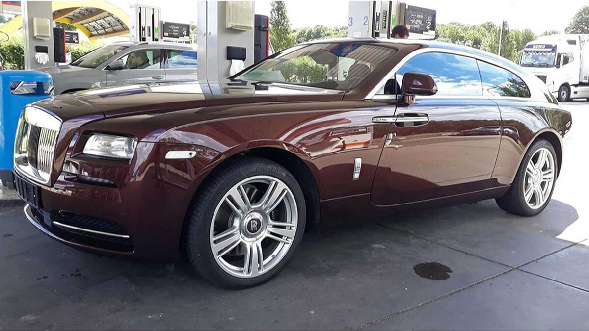 На дороге сфотографировали таинственный трёхдверный универсал Rolls-Royce