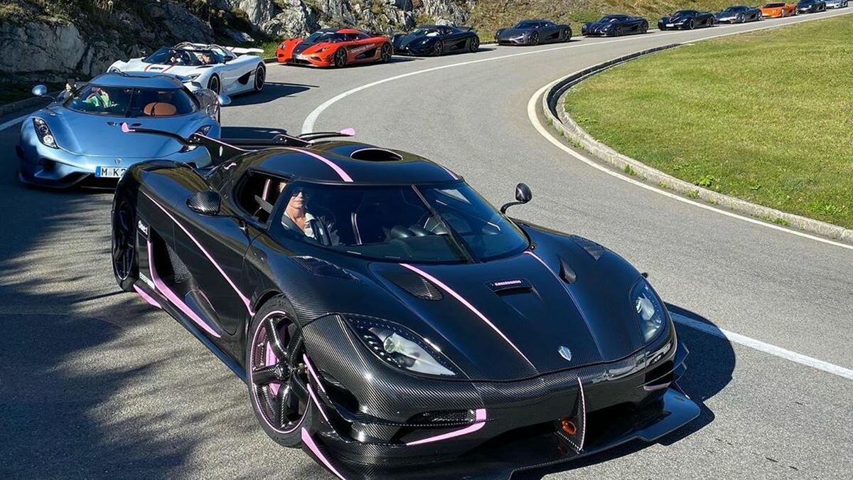 Взгляните на грандиозную прогулку владельцев Koenigsegg: 25 миллионов долларов на обочине