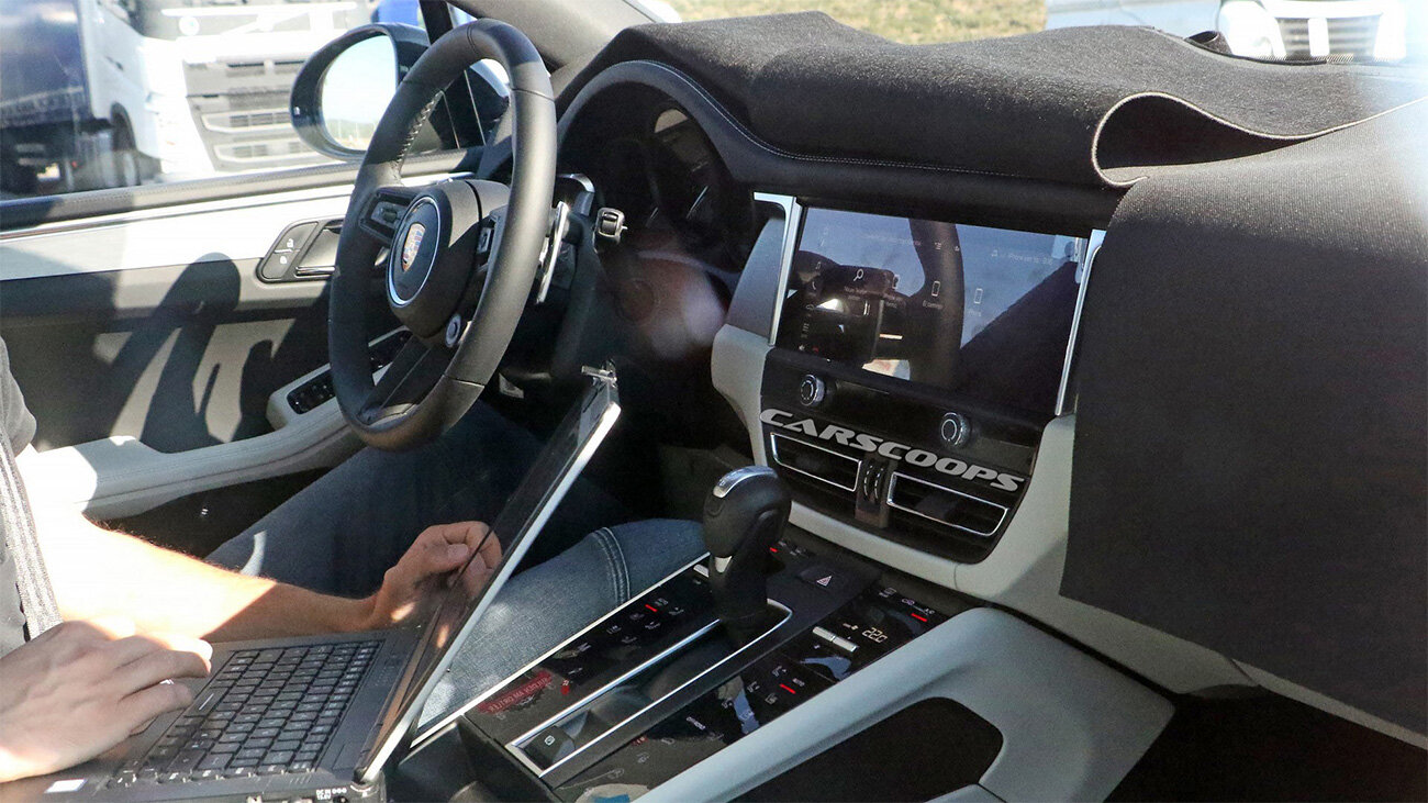 Шпионы сфотографировали большой экран в салоне обновлённого Porsche Macan