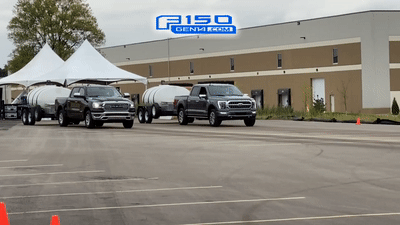 К пикапам Ford F-150 и Ram 1500 прицепили по 2,5 тонны и устроили гонку. Видео