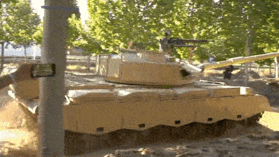 Посмотрите, как китайский Wey Tank соревнуется на бездорожье с настоящим танком