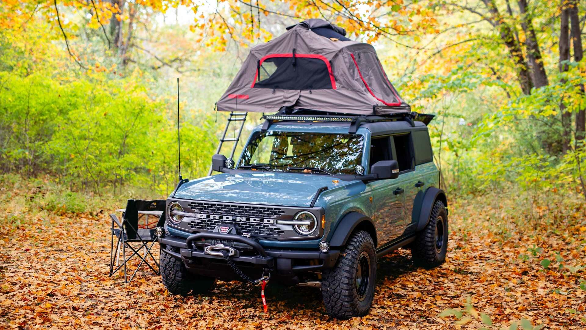 Ford показал версию Bronco для путешественников — с палаткой и газовой плиткой