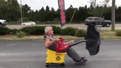 Видео: ведро на колёсиках, воздуходувка и зонт. Это работает!