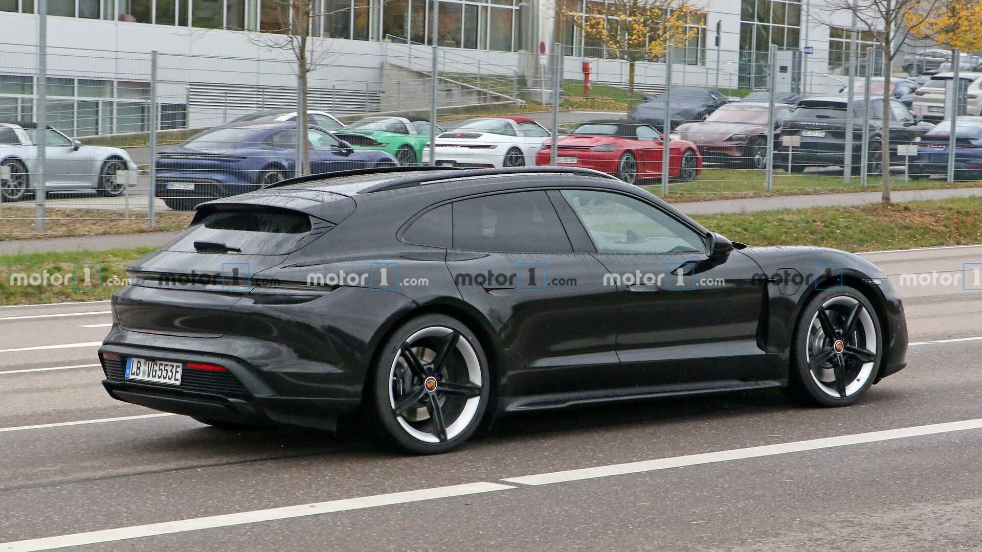 Универсал Porsche Taycan Cross Turismo: первые фото без камуфляжа