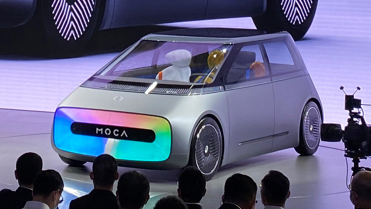 Китайцы показали концепт-кар Moca с двумя экранами снаружи