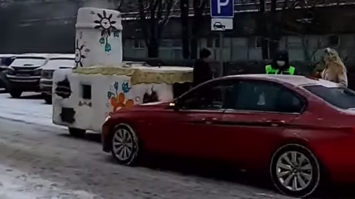 Сказочное ДТП: в Москве дорогу не поделили BMW и печь