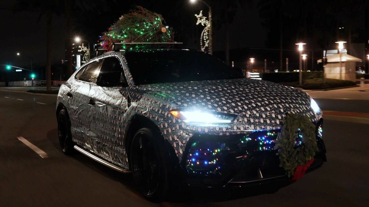Чтобы распаковать в 2021-м: блогер завернул Lamborghini Urus в подарочную бумагу