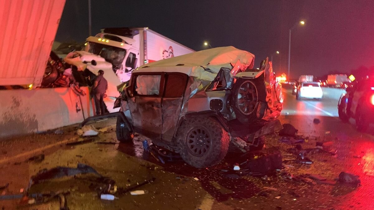 Врач попал в крупную аварию, но спасал раненых: Toyota подарит ему новую машину