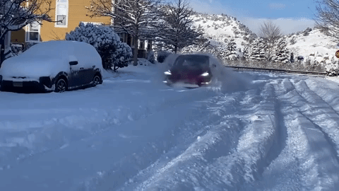 Видео: посмотрите, как легко Tesla Model Y справляется с глубоким снегом
