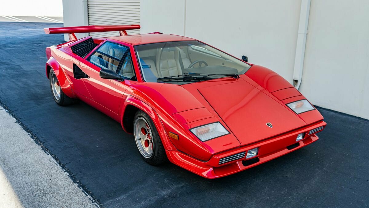 На продажу выставлен редкий Lamborghini Countach. Таких было выпущено менее сотни