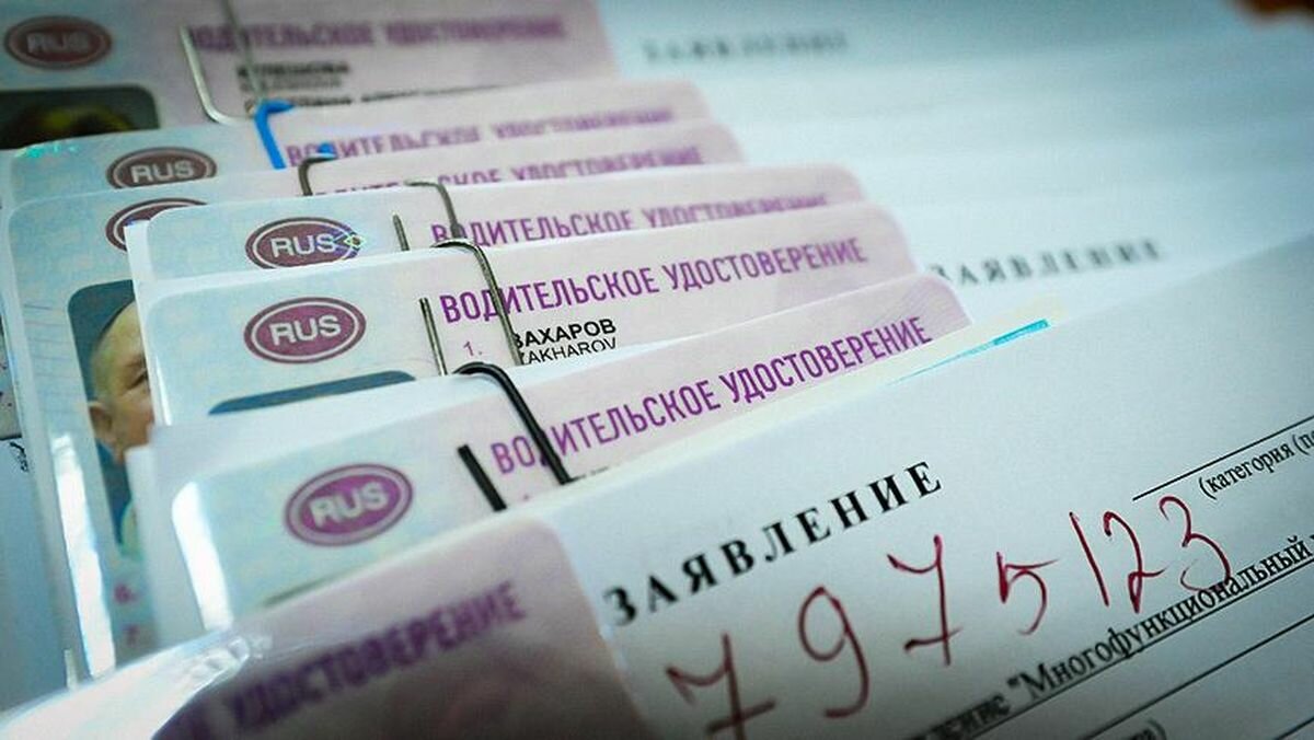 В 2020 году россияне реже лишались водительских прав, но чаще отправлялись под арест