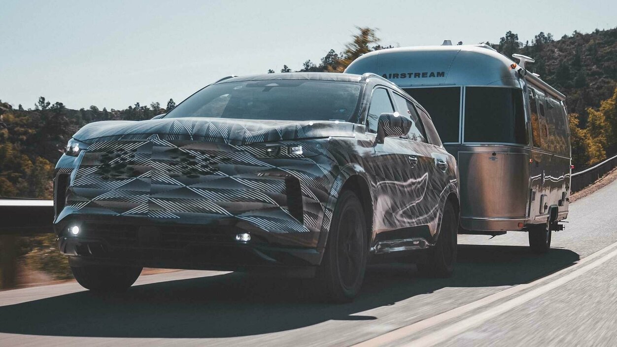 Компания Infiniti показала, как новый QX60 буксирует тяжести