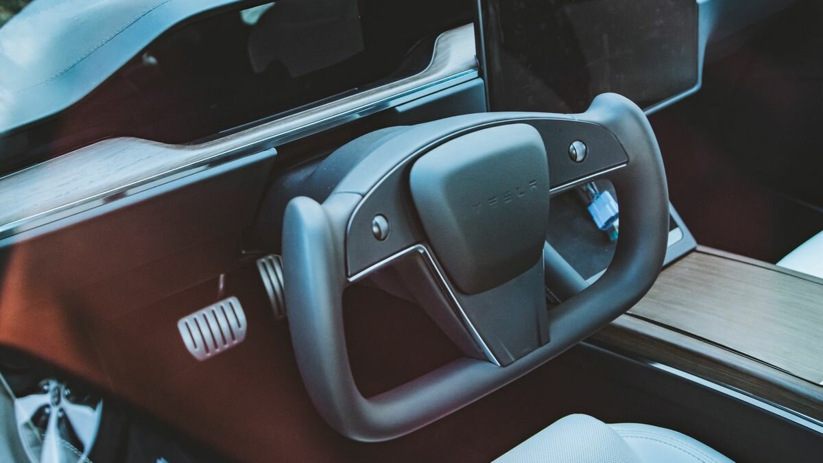 Tesla со штурвалом вместо руля вышла на тесты