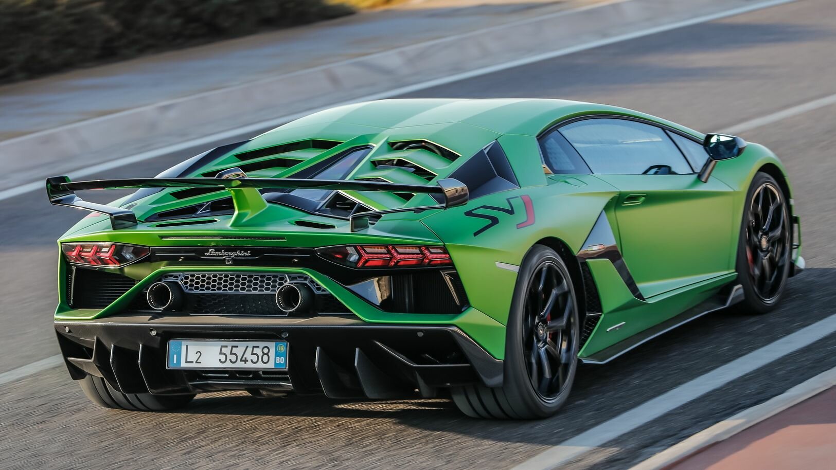 У Lamborghini Aventador может взлететь крышка капота: под отзыв в США попал 221 суперкар