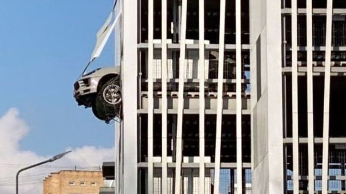 «Мастерство» парковки: в Москве Porsche чуть не выпал с третьего этажа