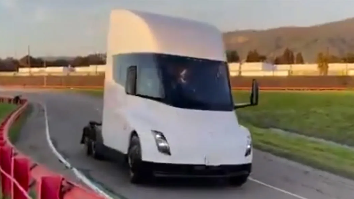 Посмотрите (и послушайте), как ездит магистральный электрогрузовик от Tesla