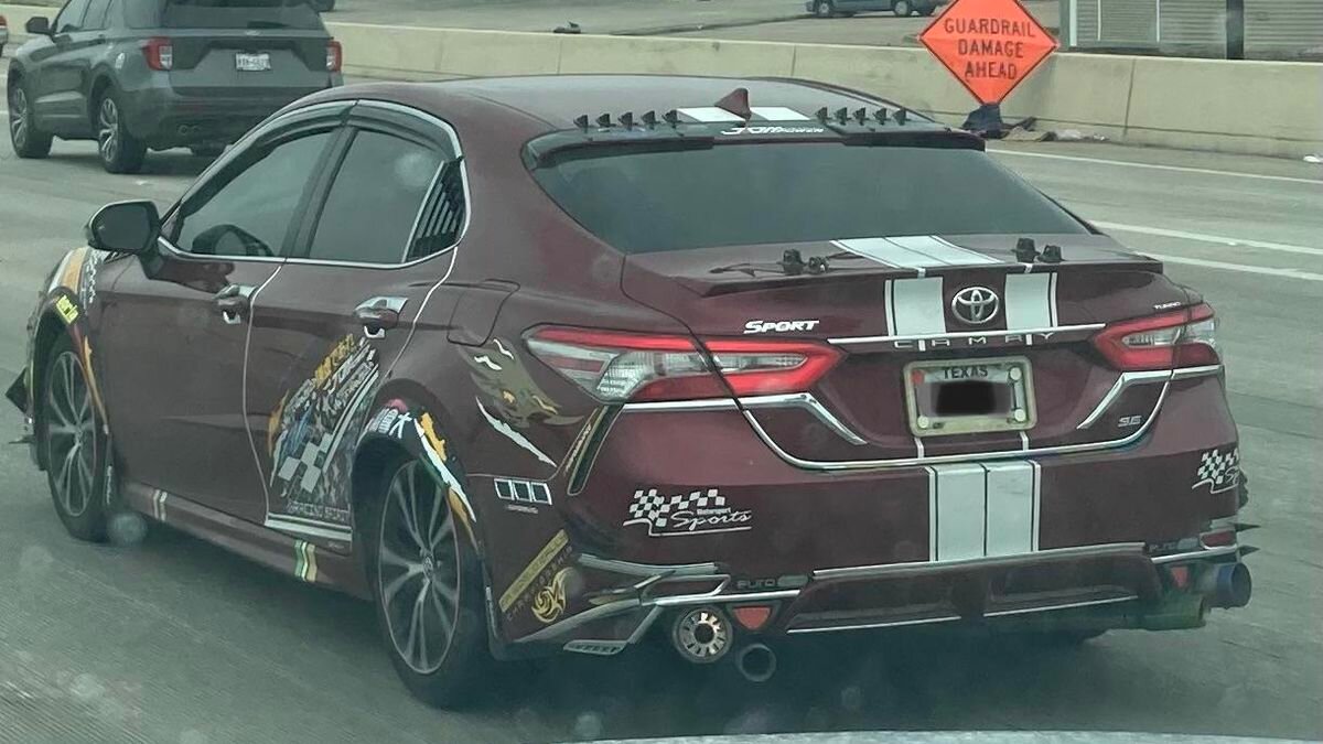 Взгляните на очень «спортивную» Toyota Camry. Её владелец показывает это как может