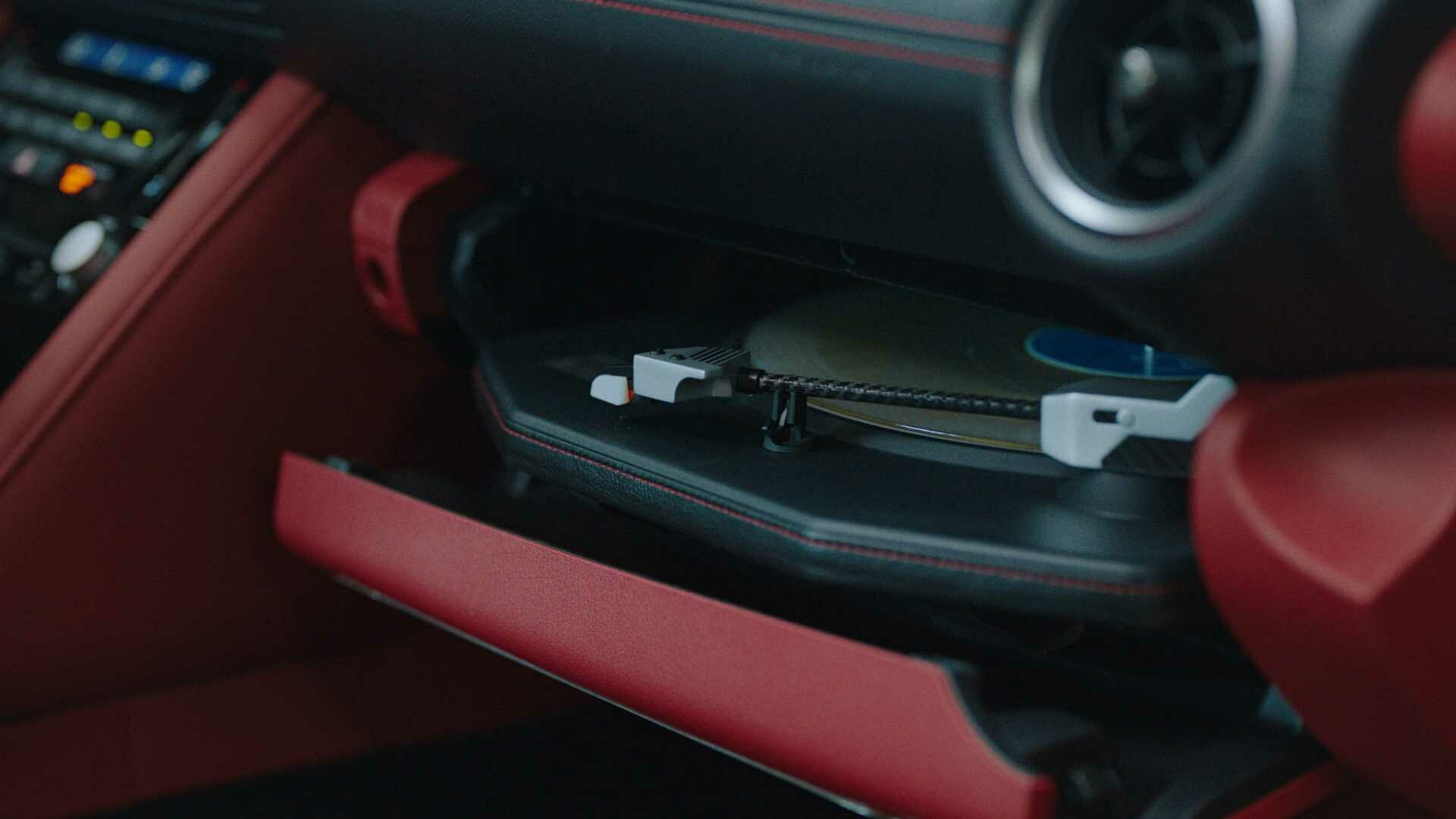 Компания Lexus построила седан для меломанов: у него в бардачке — проигрыватель винила