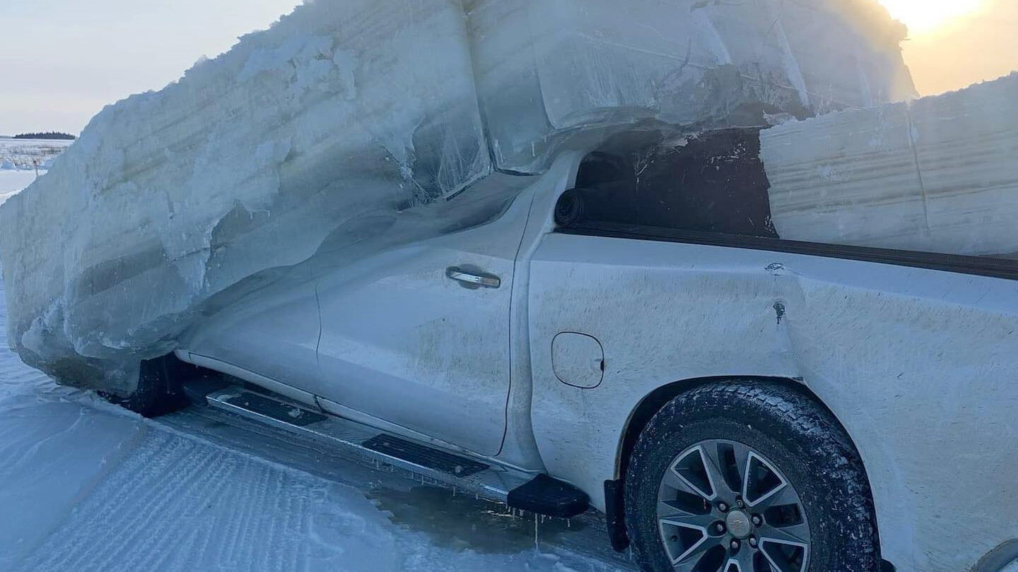 Посмотрите, как выглядит пикап Chevrolet, вмороженный в лёд на два месяца
