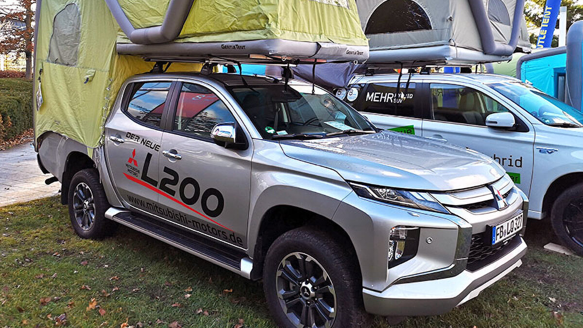 У пикапа Mitsubishi L200 появилась ультралёгкая надувная палатка — с «прихожей»