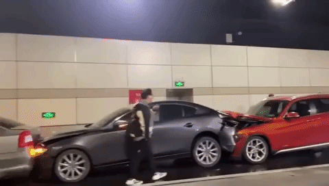 Автомобильная «многоножка»: посмотрите на очень длинную аварию-«паровозик»