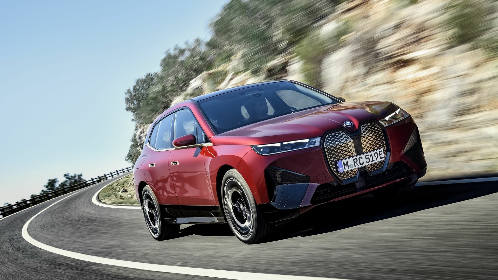BMW готовит самую мощную версию электрокроссовера iX