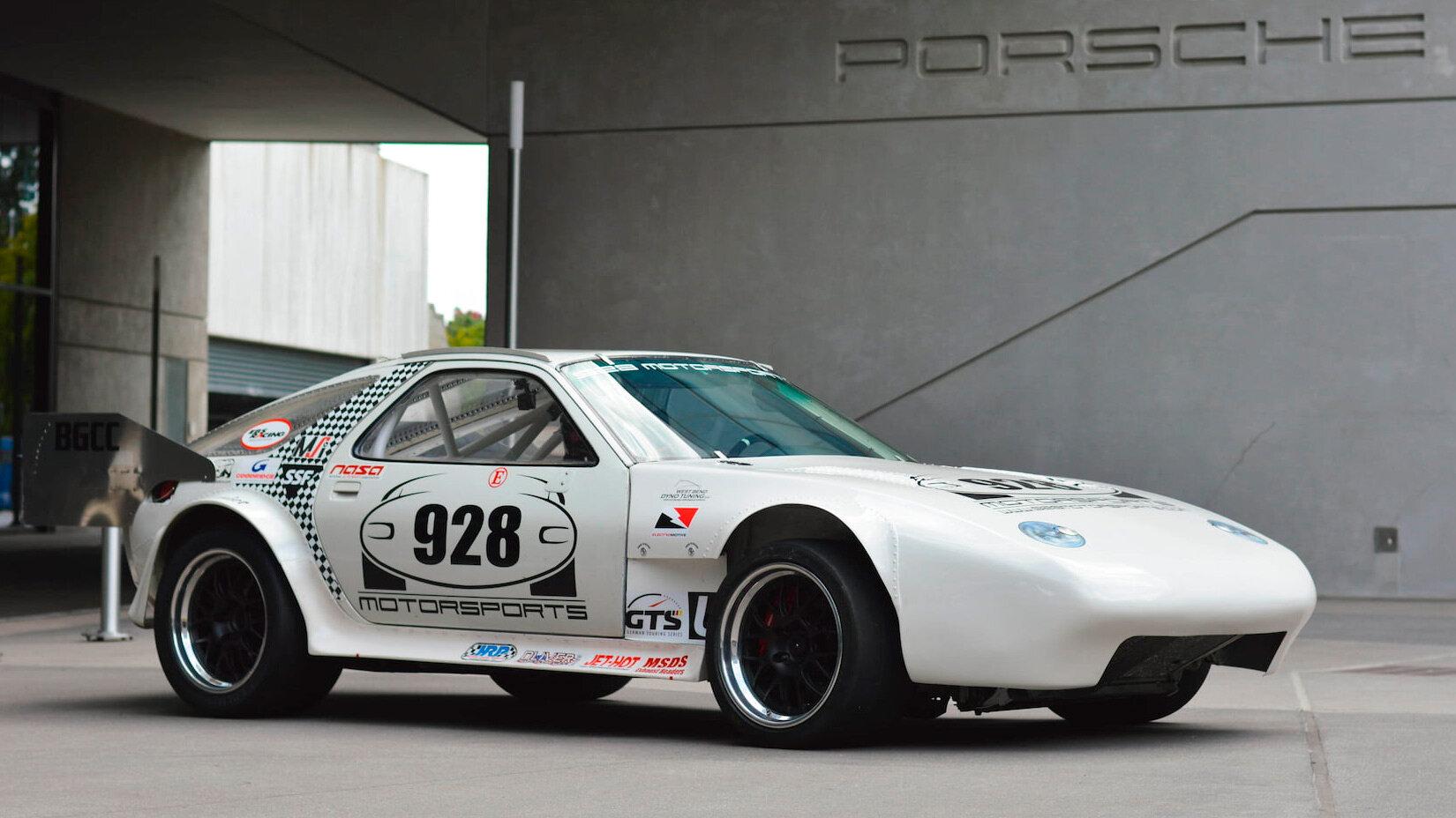 Самый быстрый в мире спорткар Porsche 928 пустят с молотка