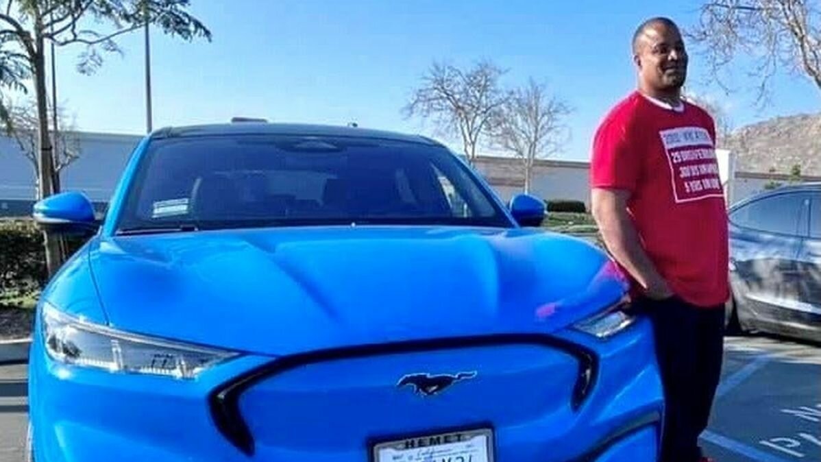Американцу угрожают в соцсетях фанаты Tesla — всё потому, что он купил электрокар Ford