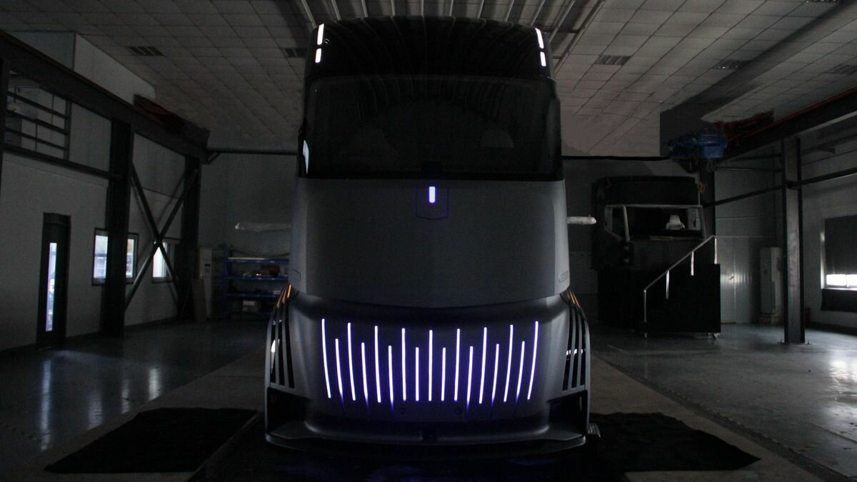 Конкурент электротягача Tesla от Geely: первые фото
