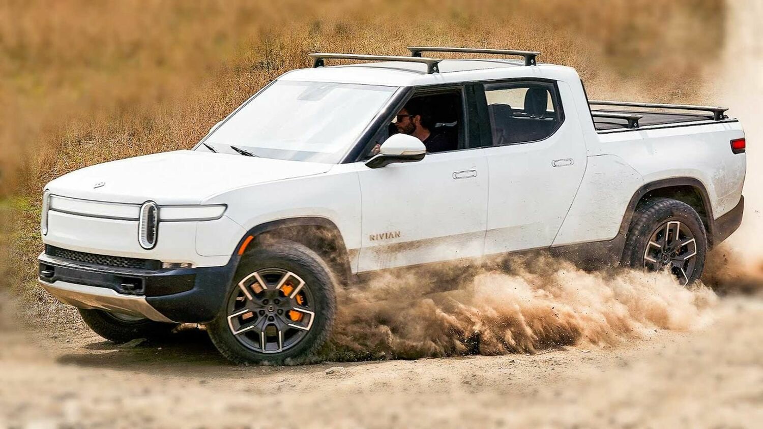 Передний багажник и «комната грязи»: стали известны размеры пикапа Rivian R1T