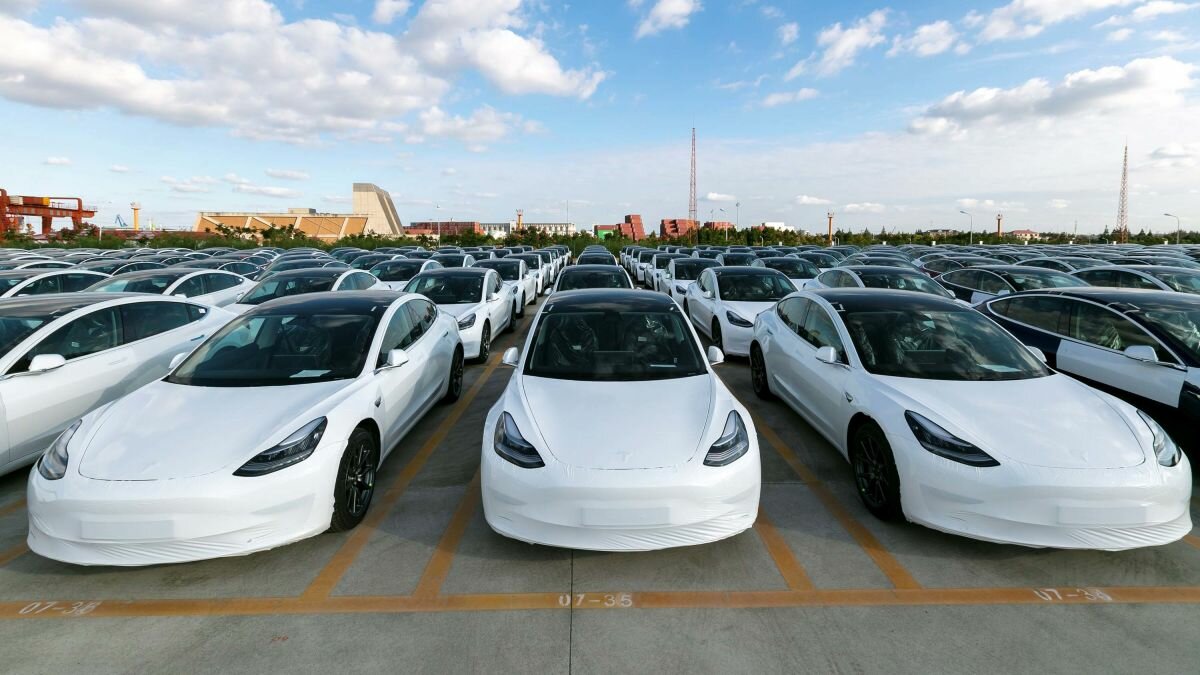 Продажи Tesla в Китае упали в полтора раза за месяц
