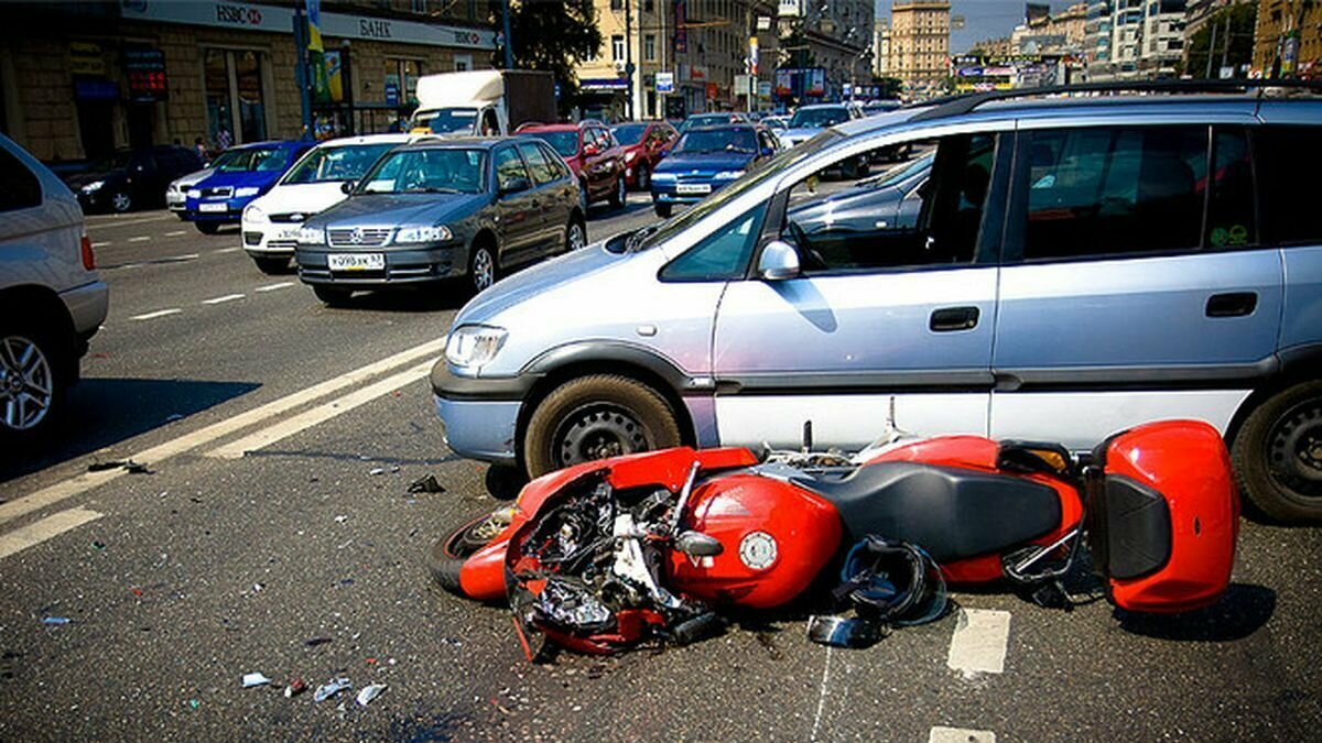 ГИБДД сообщила о резком росте числа аварий с мотоциклами и самокатами