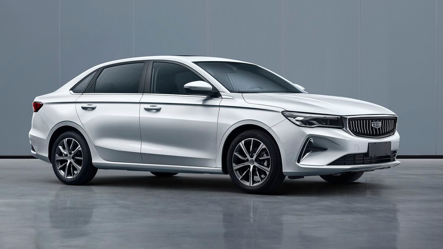 С двумя экранами и 1,5-литровым мотором: марка Geely показала новый седан Emgrand