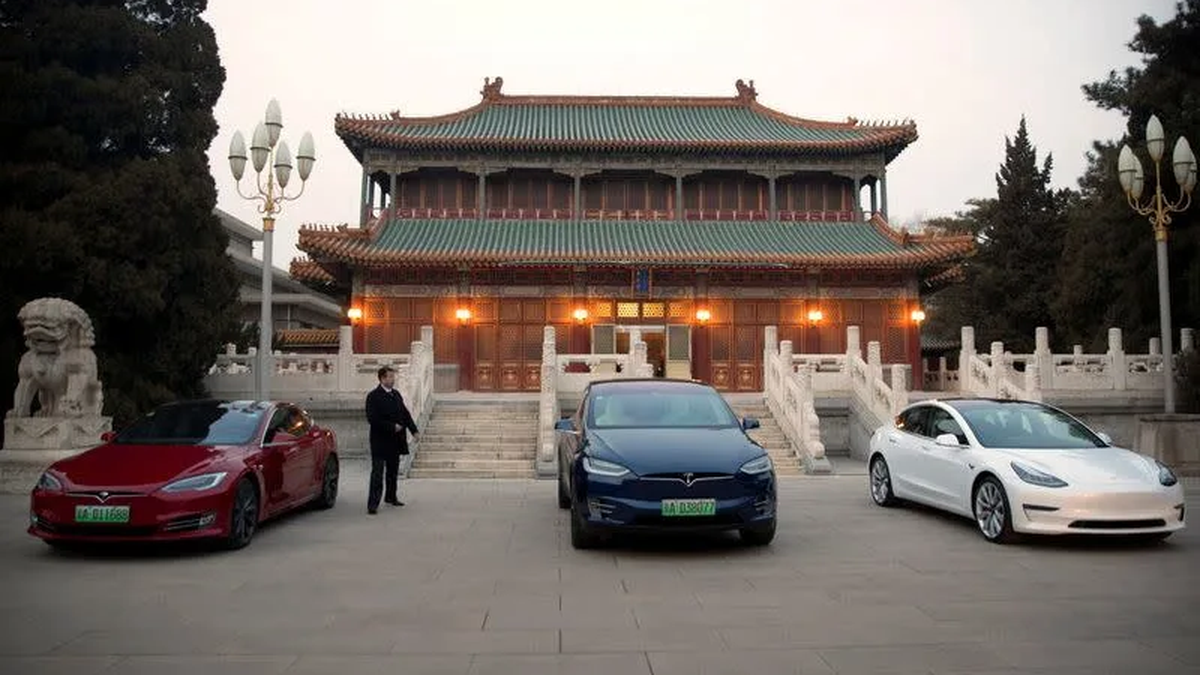 Почему на госпредприятиях Китая запретили парковать Tesla