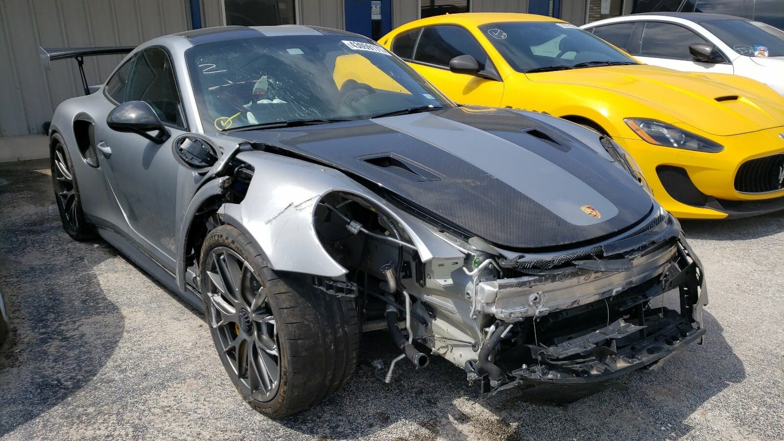 Разбитый Porsche 911 GT2 RS на аукционе: ездить нельзя, но стоит дорого