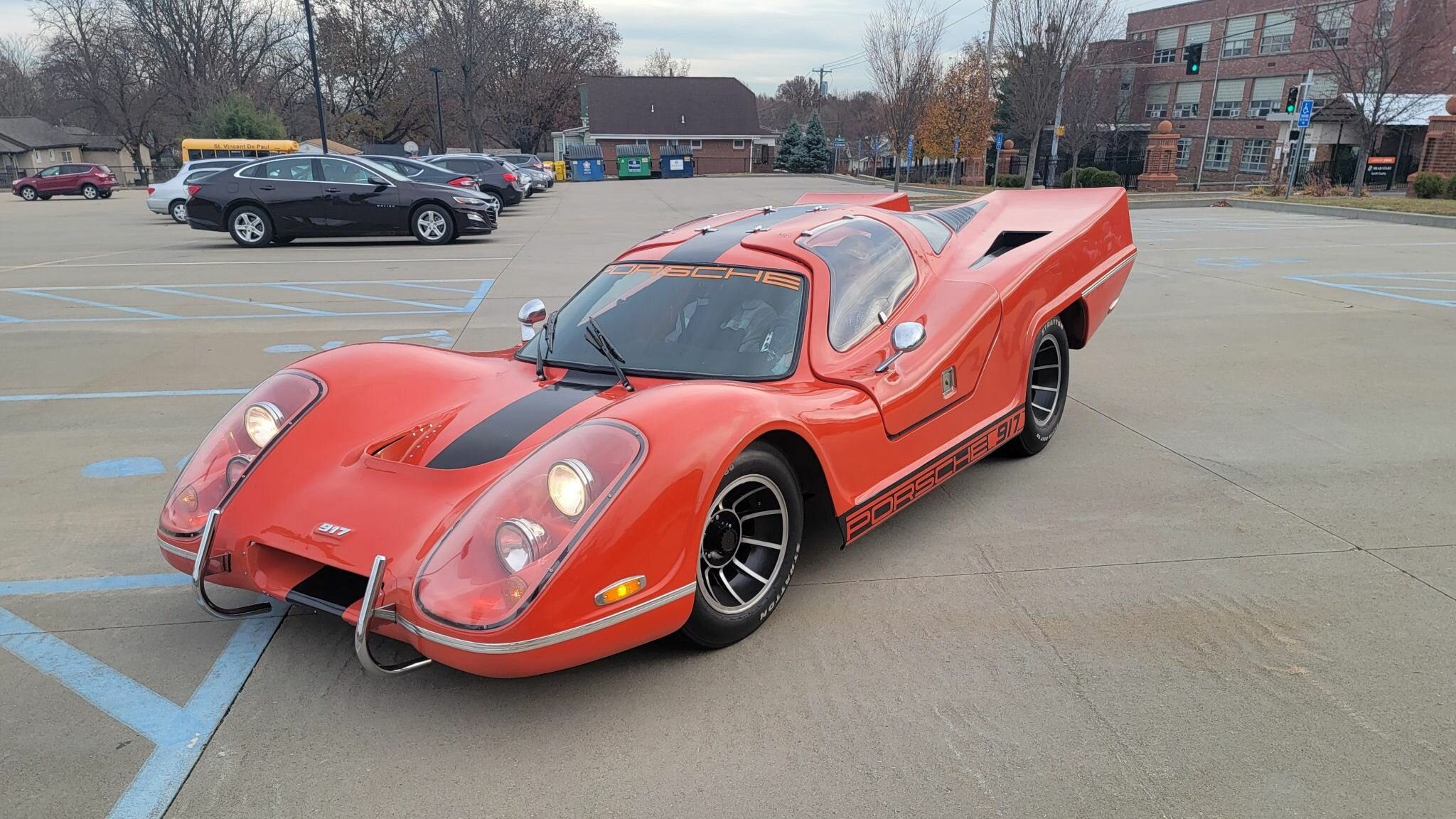 На продажу выставлена странная реплика легендарного Porsche. Она больше похожа на карикатуру