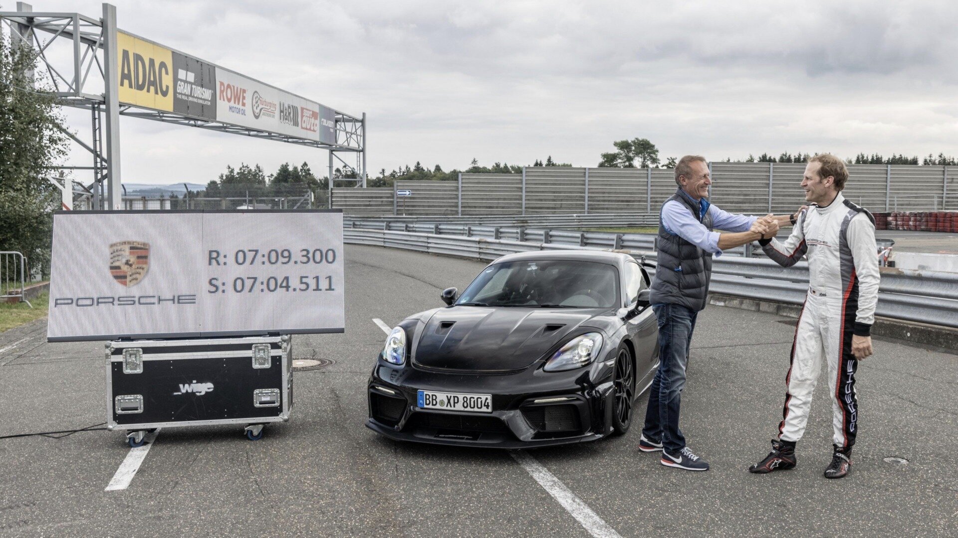 Посмотрите, как Porsche 718 Cayman GT4 RS прошёл рекордный круг на Нюрбургринге