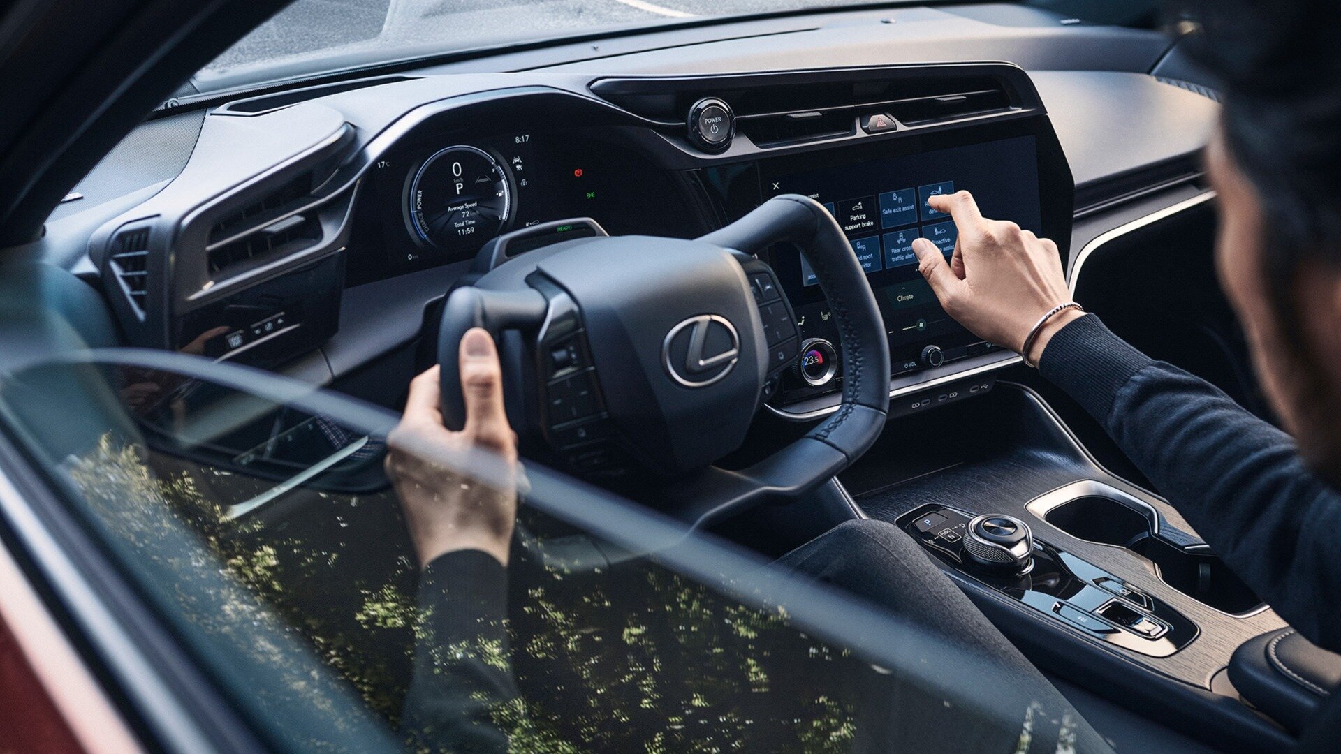 У электрокроссовера Lexus RZ будет штурвал вместо руля: первое фото интерьера