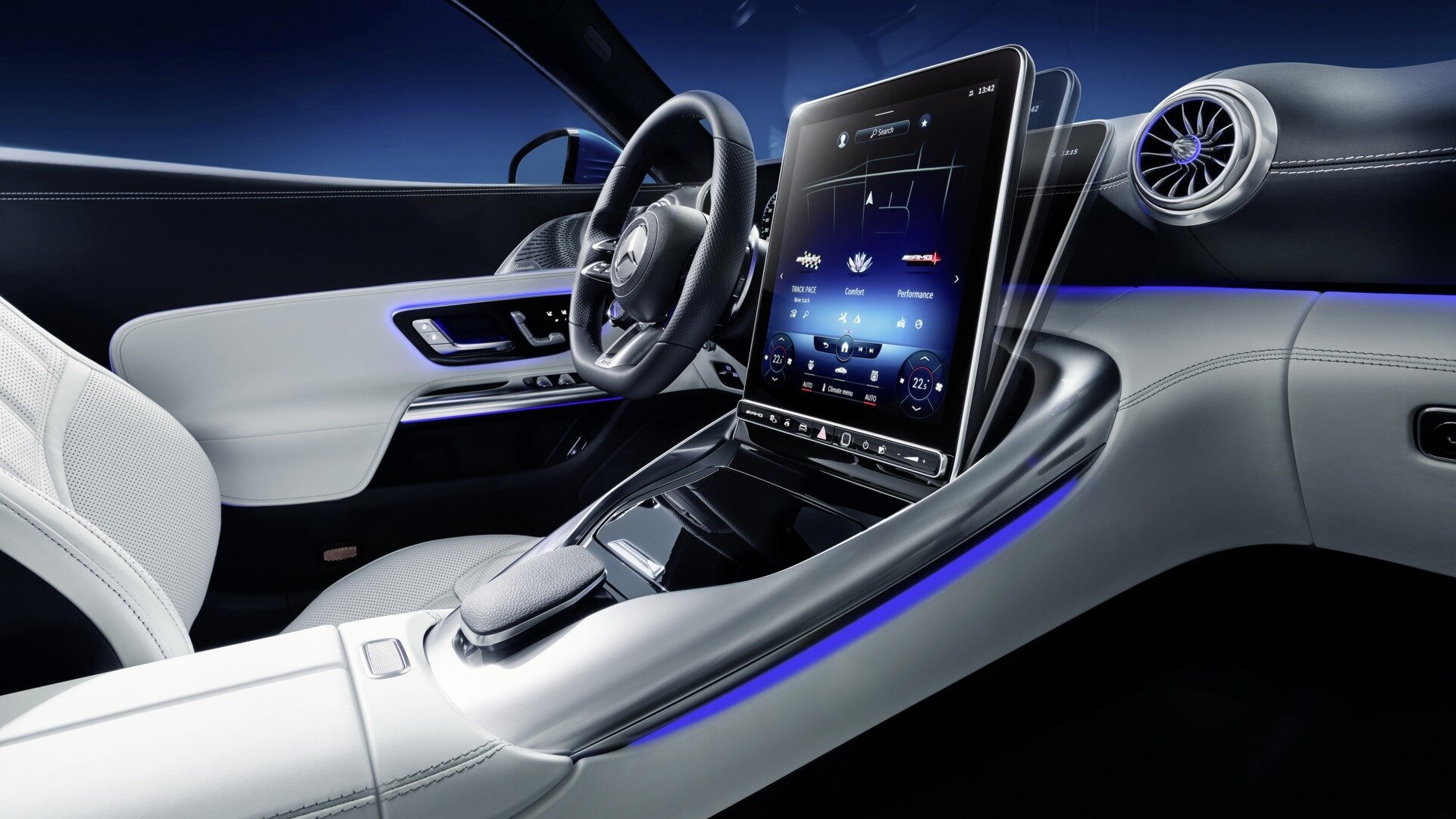 Четыре места и регулируемый дисплей: рассекречен интерьер нового Mercedes-AMG SL
