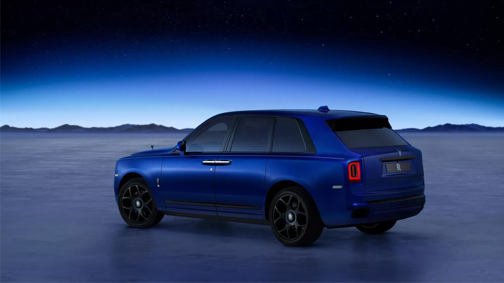 Rolls-Royce показал Cullinan Blue Shadow с титановой статуэткой «Дух экстаза» и ультрароскошным салоном 