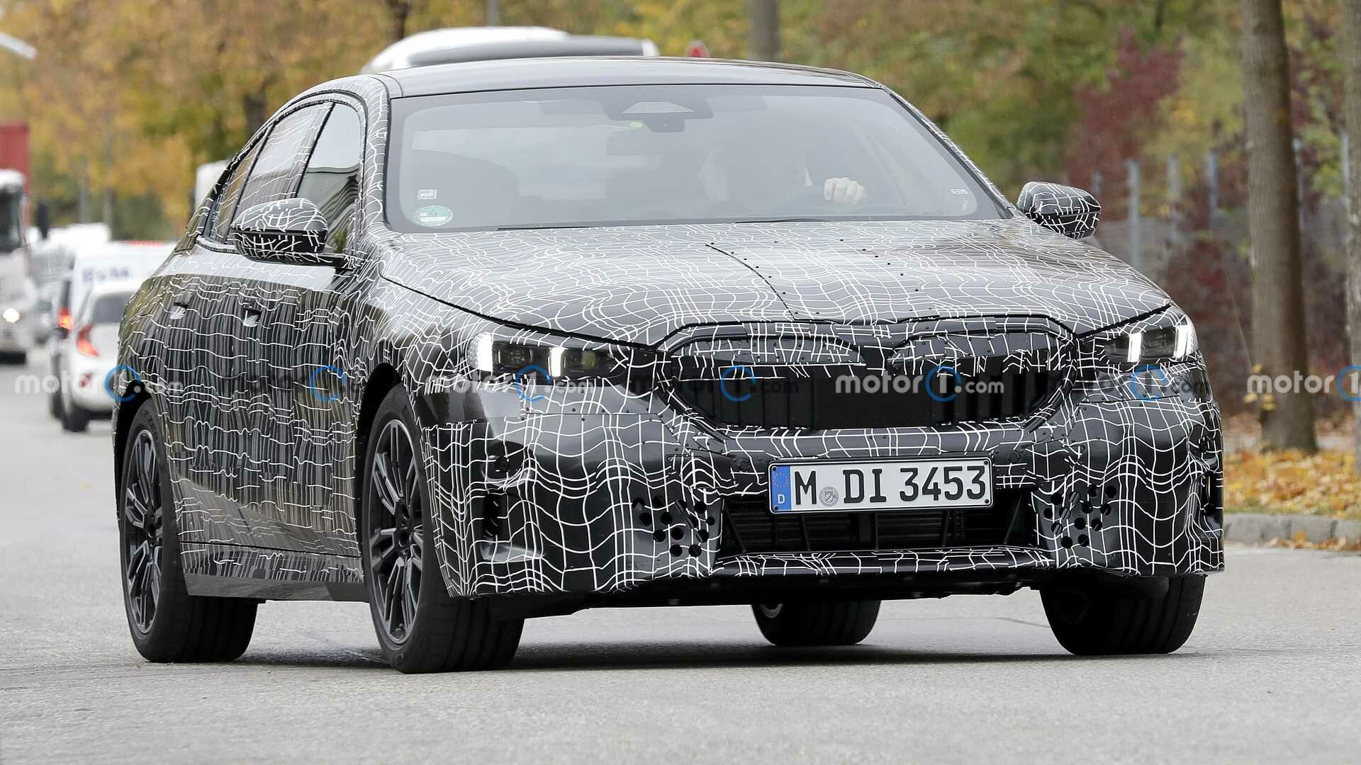 Новый BMW 5 серии на шпионских фото лишился части камуфляжа