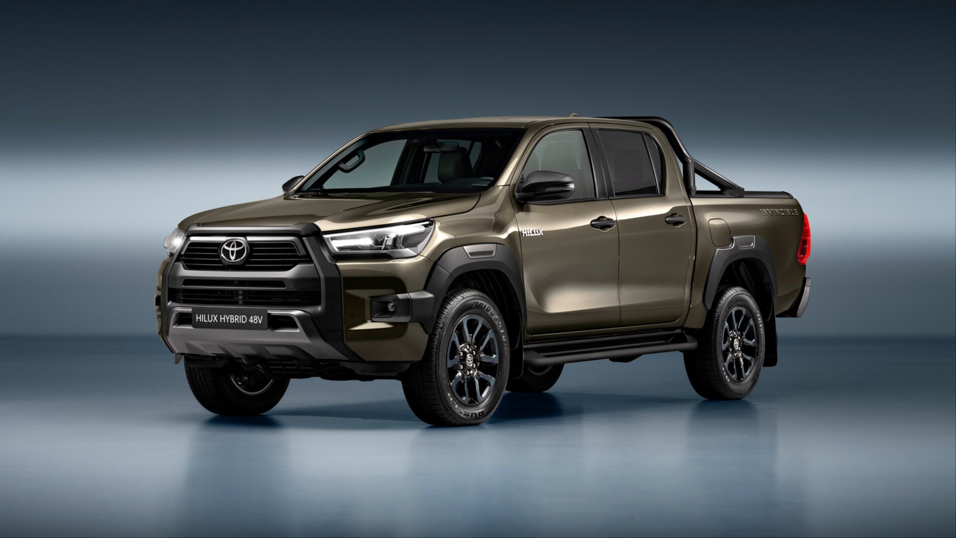 Представлен дизель-электрический пикап Toyota Hilux для Европы