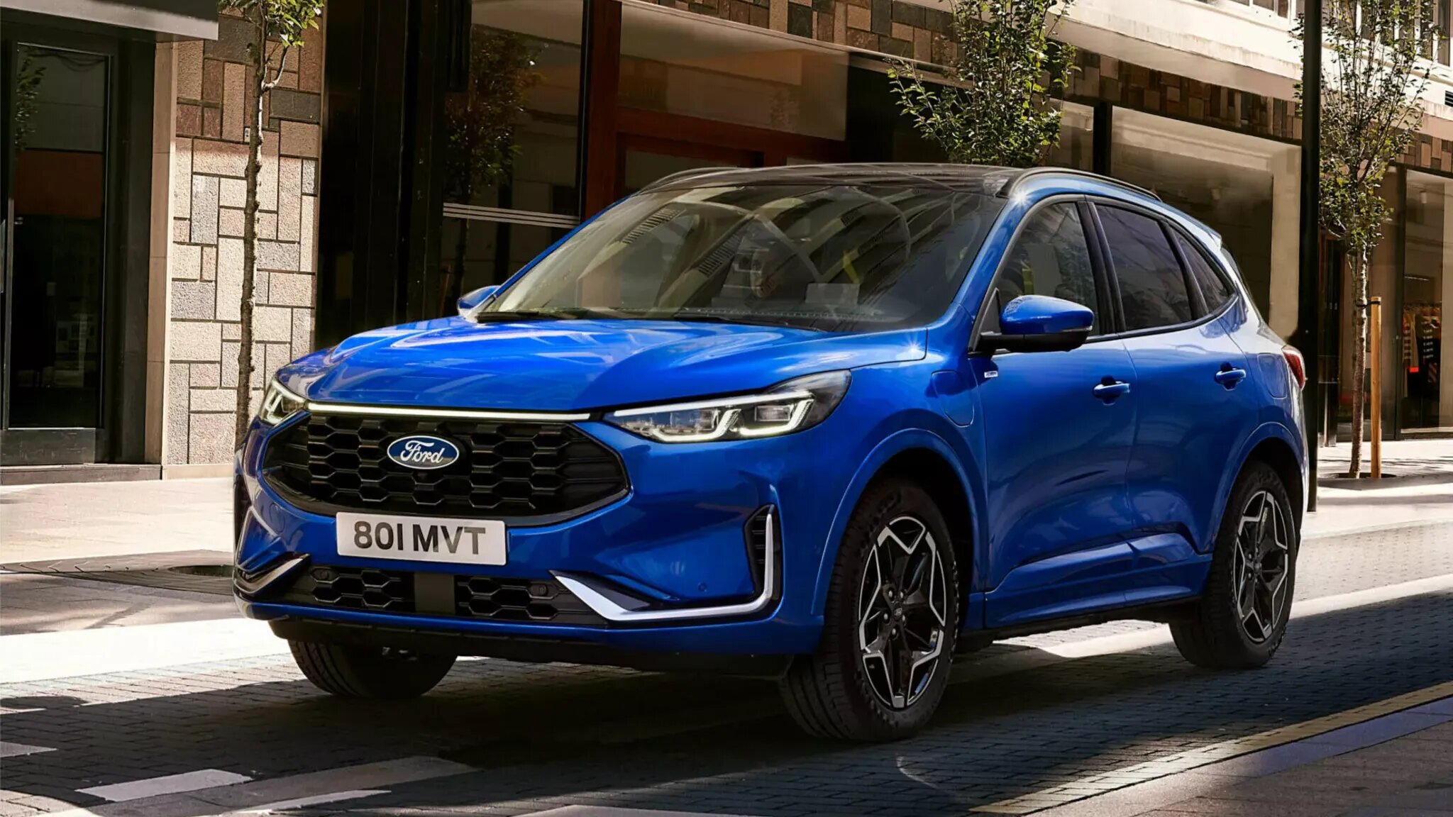 Кроссовер Ford Kuga обновился: мощный гибрид и большие экраны