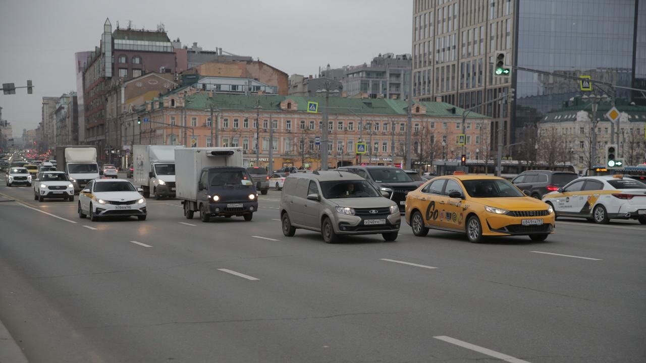 Новые динамические табло на дорогах Москвы предупредят о погоде и футбольных матчах