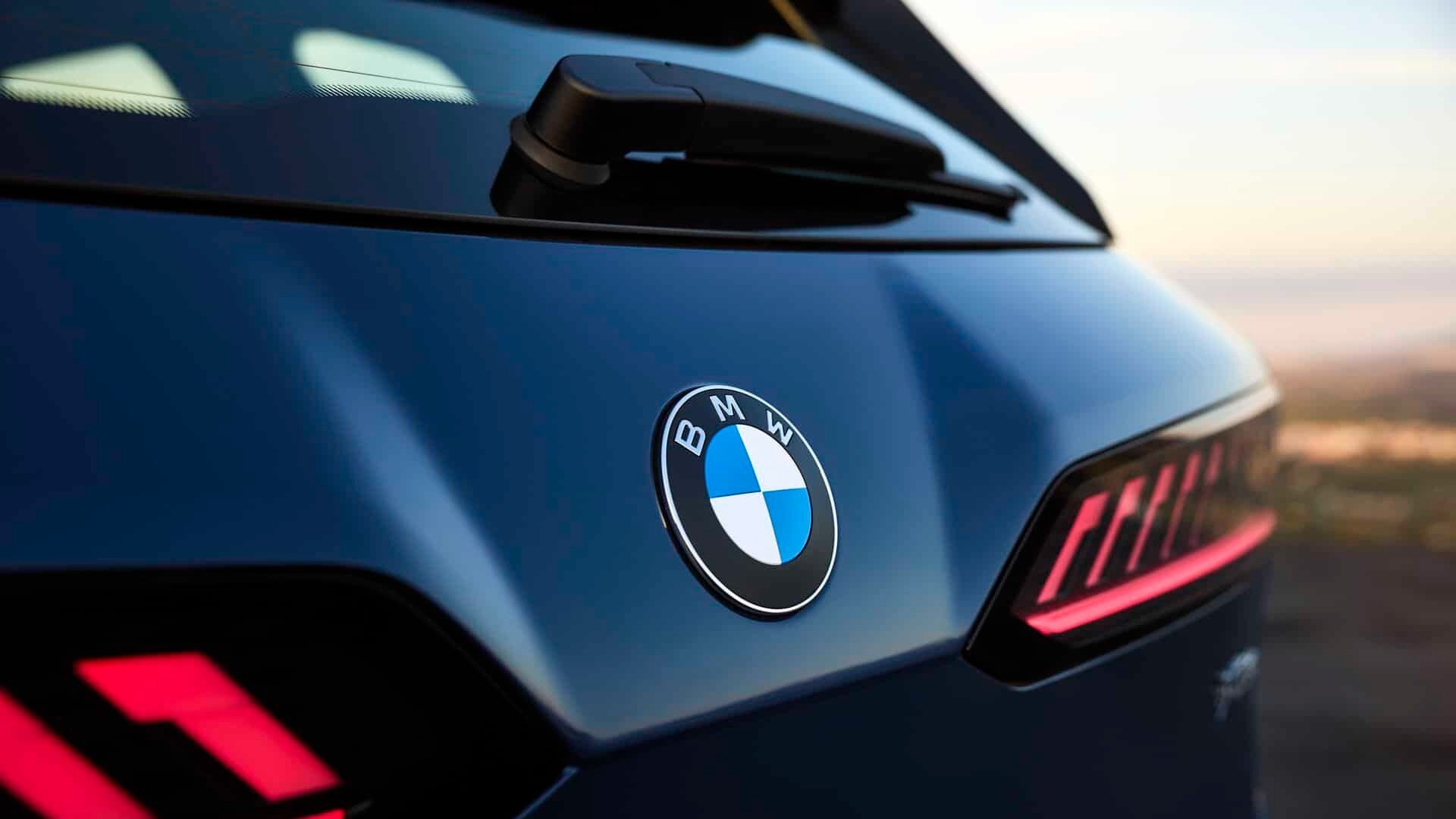 Новинки BMW начнут получать новый логотип уже в феврале