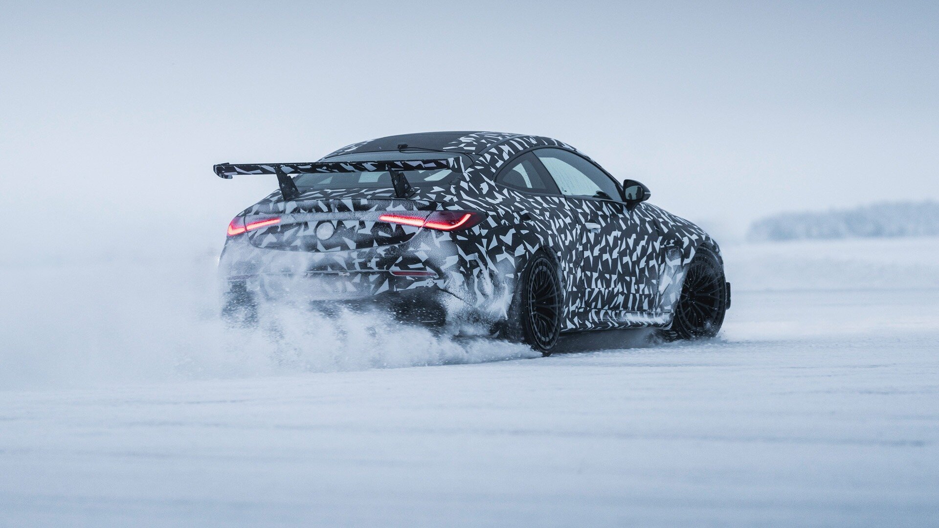 Mercedes-Benz показал дилерам экстремальный CLE и Гелик без крыши