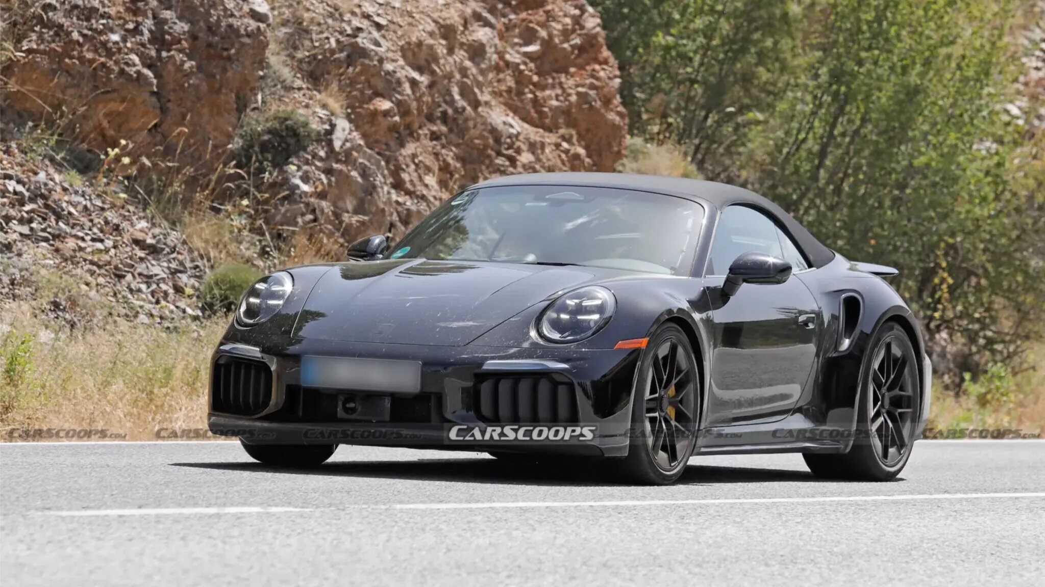Первый гибрид Porsche 911 Turbo вышел на тесты как кабриолет