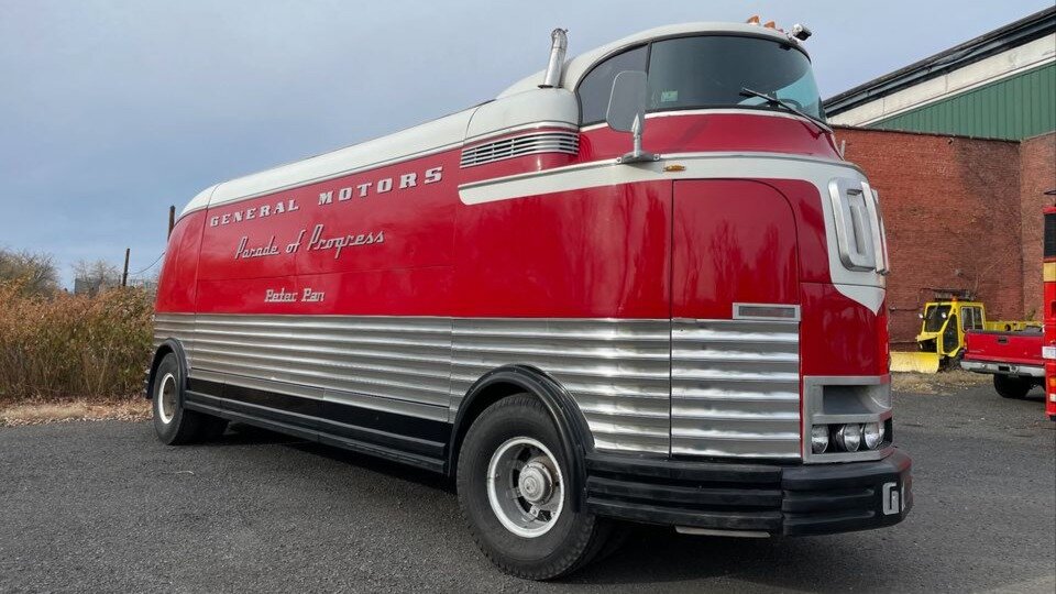 Редчайший фургон GM Futurliner выставлен на продажу за миллион долларов