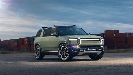 Первый тест Rivian R1S — электрического супервнедорожника, который едет там, где Tesla не может